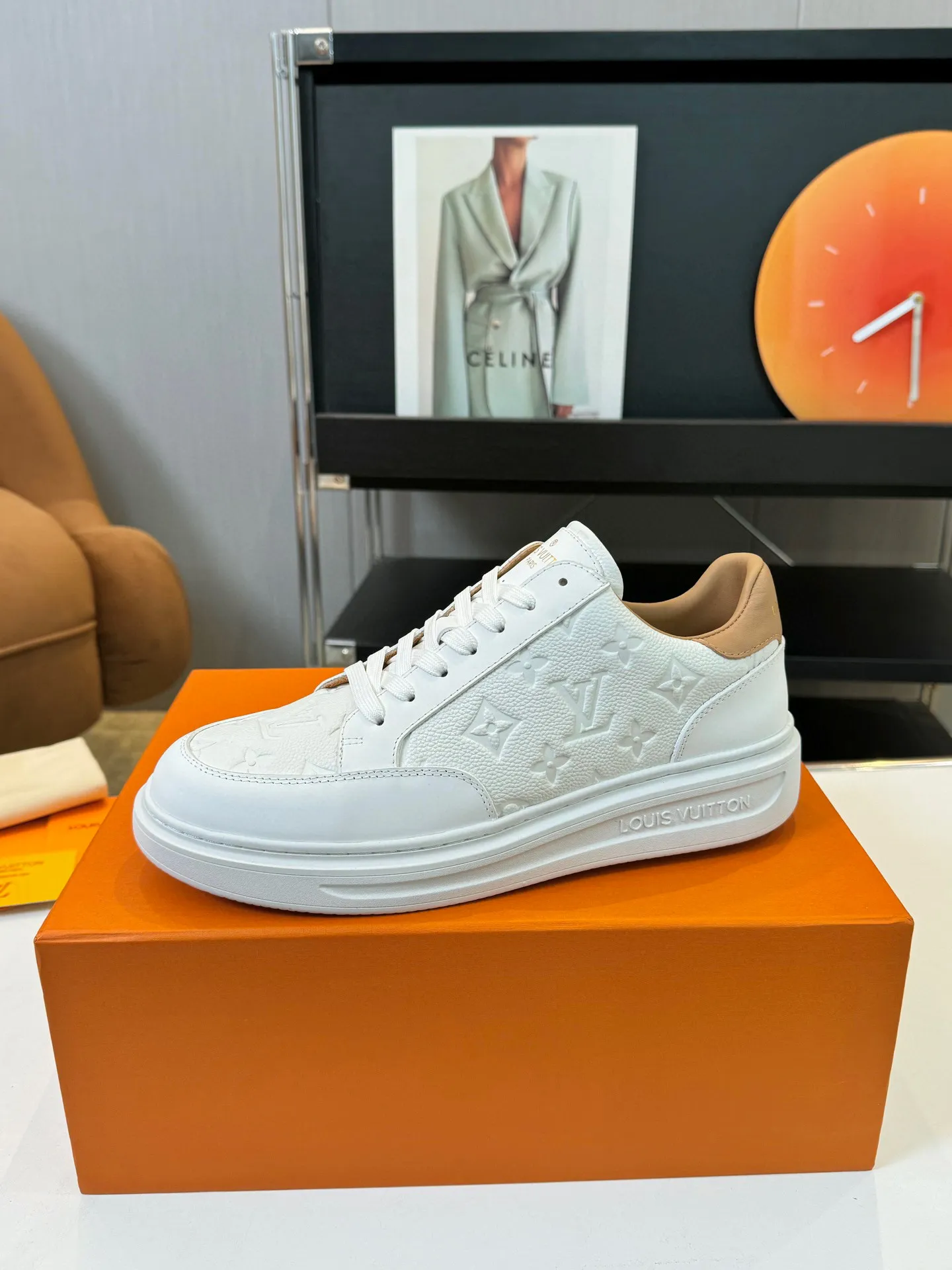 Men's Men's Shoes 💰620💰 LV [Beverly Hills Sports Shoes Series] This Beverly Hills sports shoes are made of grained cow leather with Damier pattern, echoing the current season's leather goods series. The thick rubber outsole is lightweight, and an embossed Louis Vuitton logo adds a branding touch. Padded insole and technical fabric lining enhance comfort.  Detailed Features ♛ Silk cowhide ➕ Tumbled cowhide ♛ Ultra-light rubber outsole ♛ Louis Vuitton logo on tongue and outsole ♛ Size: 38-46